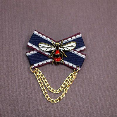 Брошь "Бант с белой пчелкой+цепочка"